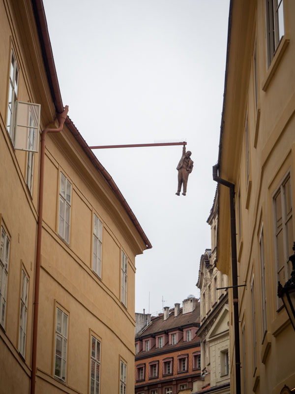 "Man Hanging Out", de David Černý