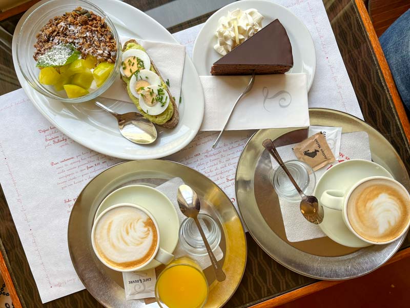Desayuno en Café Louvre