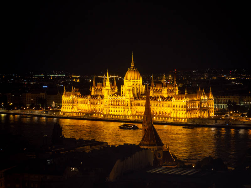 El Parlamento de Budapest de noche