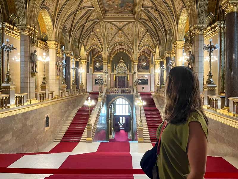La Gran Escalera Dorada del Parlamento de Budapest