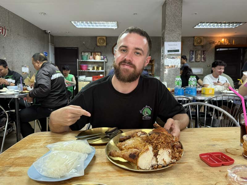 Comiendo en Polo Fried Chicken (Soi Polo)