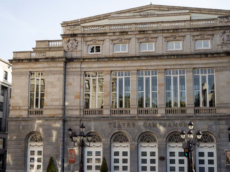 Fachada del Teatro Campoamor: Oviedo en un día