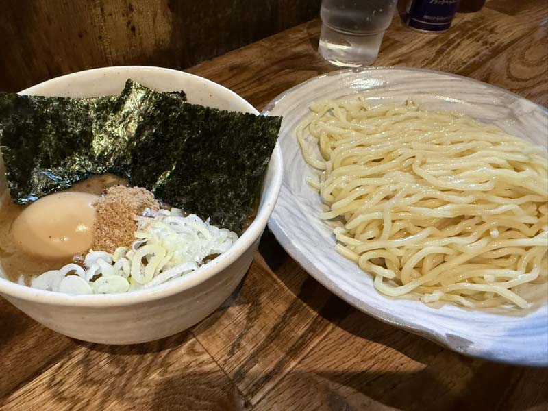 Comer tsukemen en Tokio